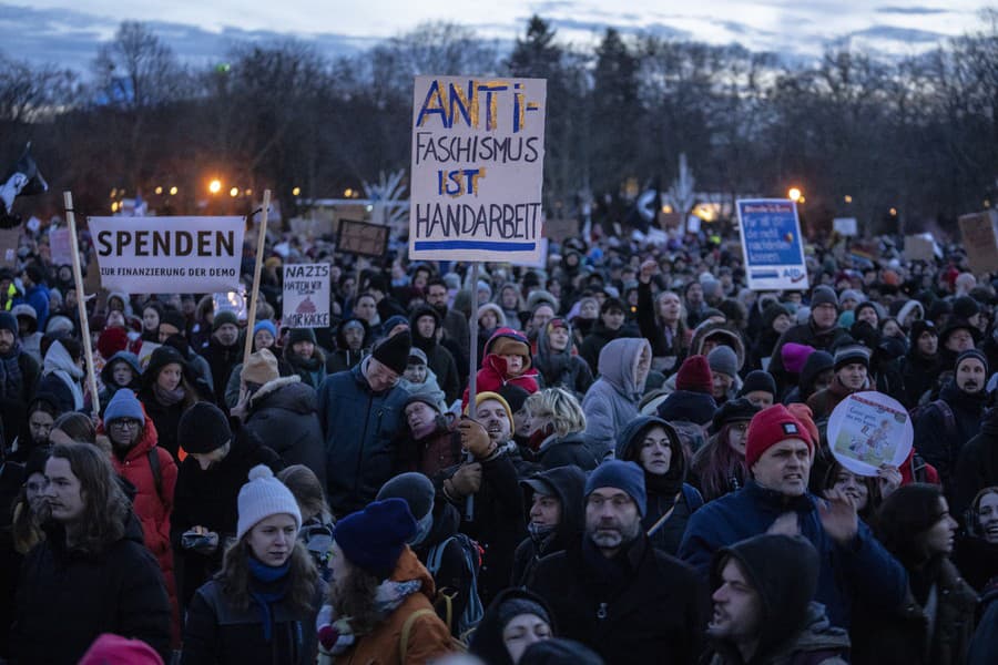 Masové protesty v Nemecku.