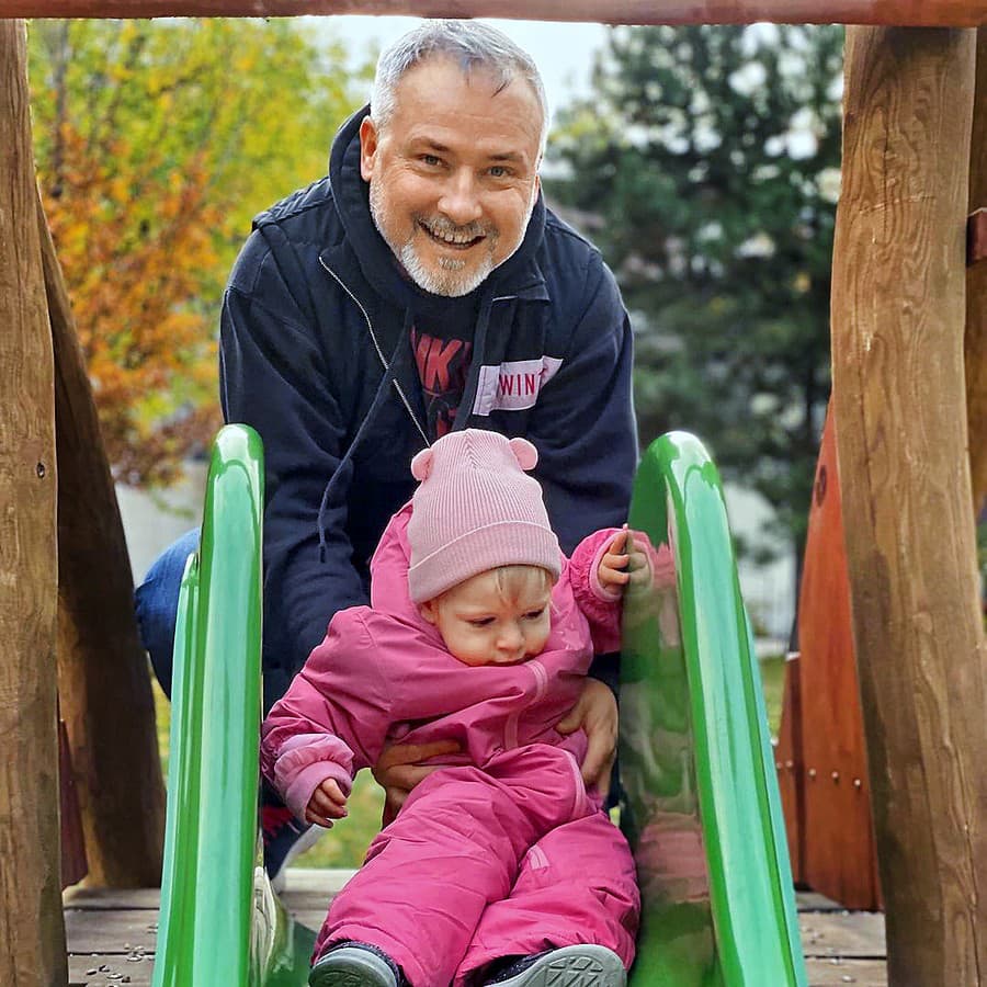 Peter sa stal pred časom dedkom a s vnučkou trávi veľa času.
