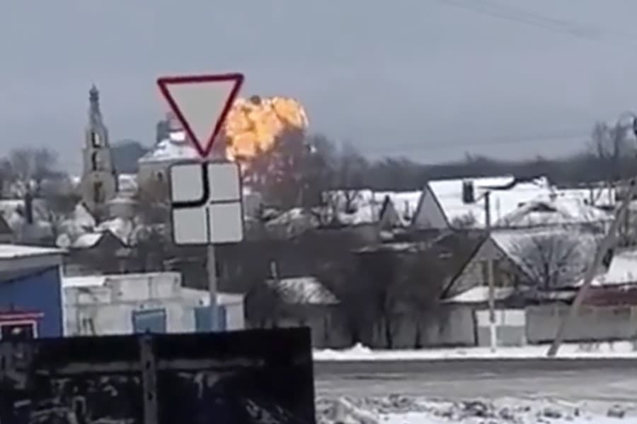 Zábery pádu vojenského lietadla Il-76 v Belgorodskej oblasti. 