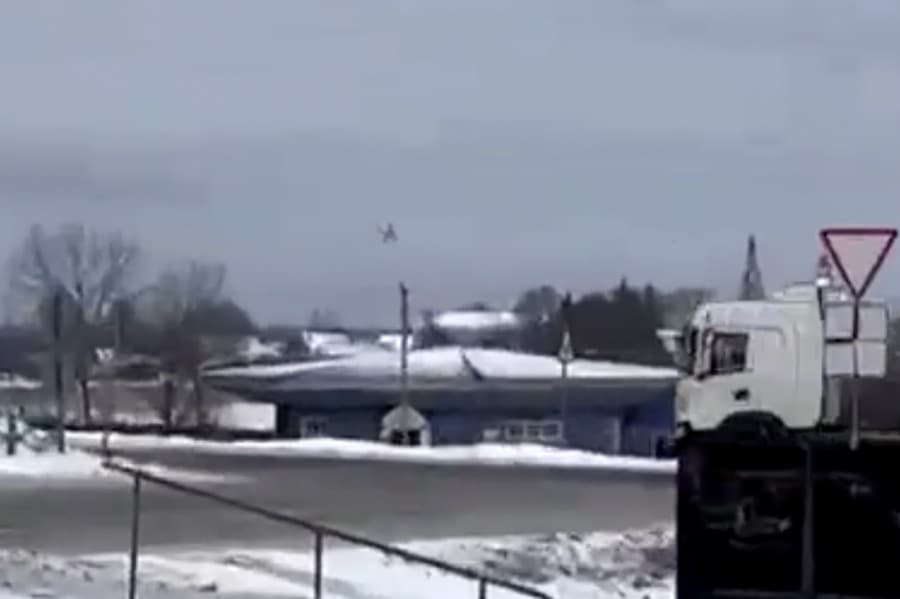 Zábery pádu vojenského lietadla Il-76 v Belgorodskej oblasti. 