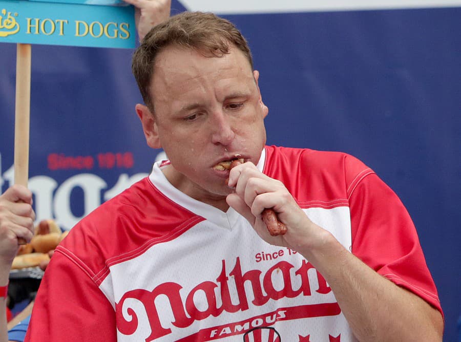 Joey Chestnut je známym extrémnym jedákom.