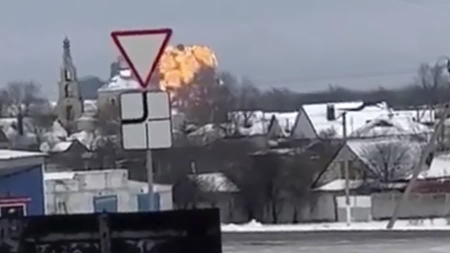 Zábery pádu vojenského lietadla Il-76 v Belgorodskej oblasti. 
