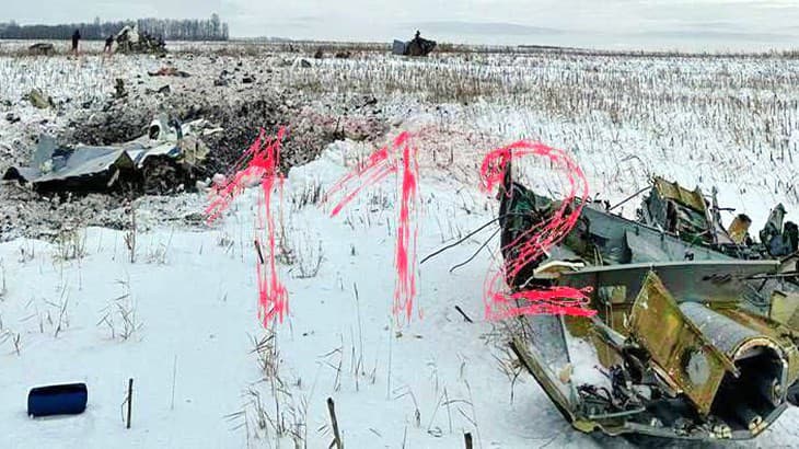 Na trupe lietadla Il-76 sa našli diery po strele. 