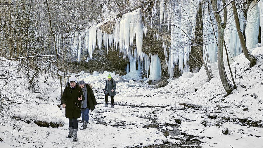 Krásy ľadopádu objavujú denne noví a noví turisti.