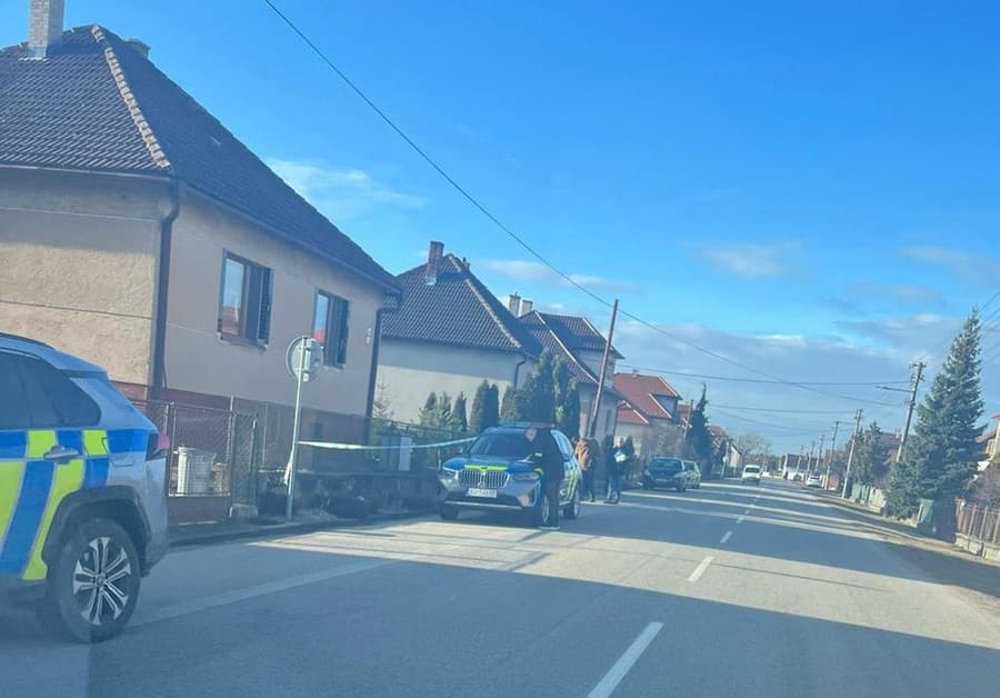 Operačné stredisko záchrannej zdravotnej služby SR vyslalo ambulanciu rýchlej lekárskej pomoci do rodinného domu v Borskom Mikuláši k dvom osobám so strelným poranením.