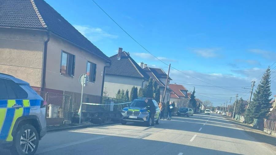 Operačné stredisko záchrannej zdravotnej služby SR vyslalo ambulanciu rýchlej lekárskej pomoci do rodinného domu v Borskom Mikuláši k dvom osobám so strelným poranením.