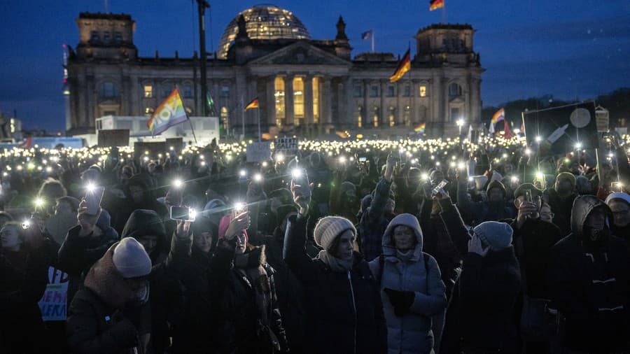 Demokracia je pod tlakom,