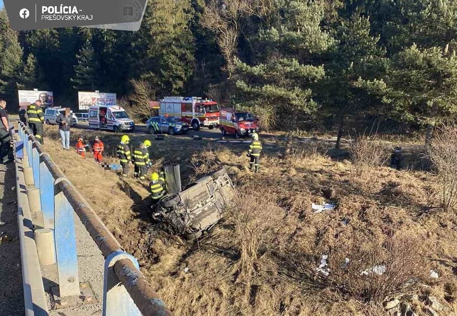 Náraz do svahu neďaleko Kežmarku neprežil 63-ročný vodič.