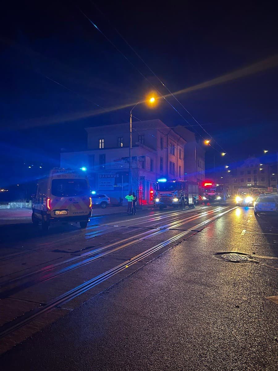 Nočný požiar baru v českom Liberci, pri ktorom utrpelo zranenia 15 ľudí.