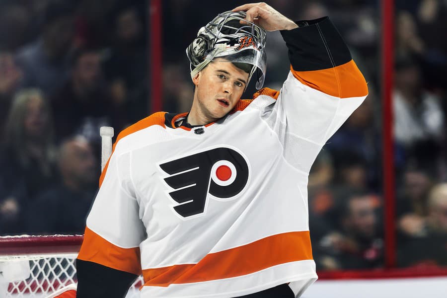 Carter Hart (25) brankár,