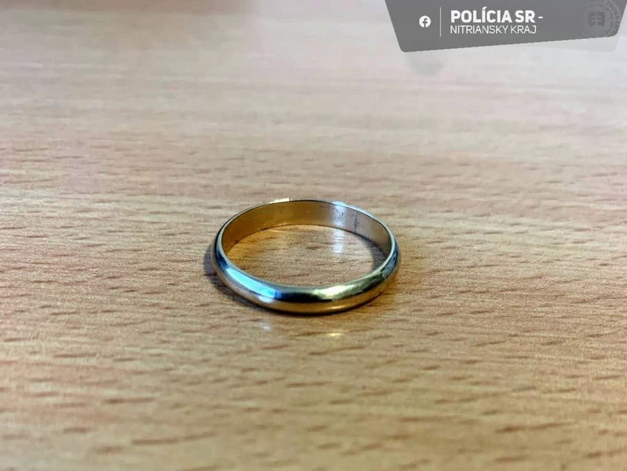 Pár prstene pri skúšaní zamenil za iné prstene zo žltého kovu.