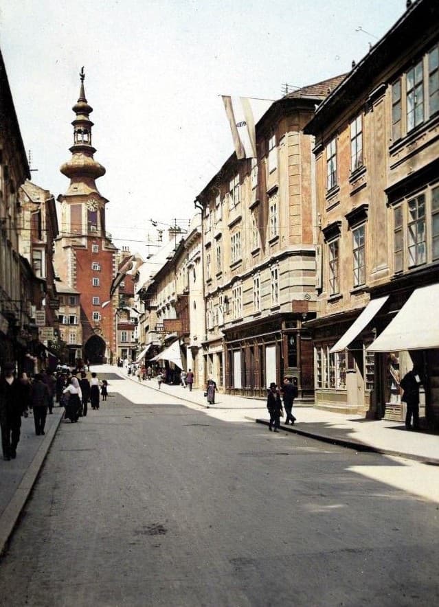 1918 Michalská ulica - Ide o obľúbené miesto turistov aj kvôli Michalskej bráne, ktorá nedávno prešla opravou. Zmenili sa obchody, no domy veľmi nie. 
