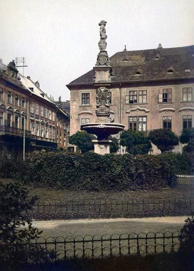 1918 Námestie Františka Jozefa - Pri renesančnej Maximiliánovej fontáne bola zeleň, dnes by sme ju tam hľadali márne.
