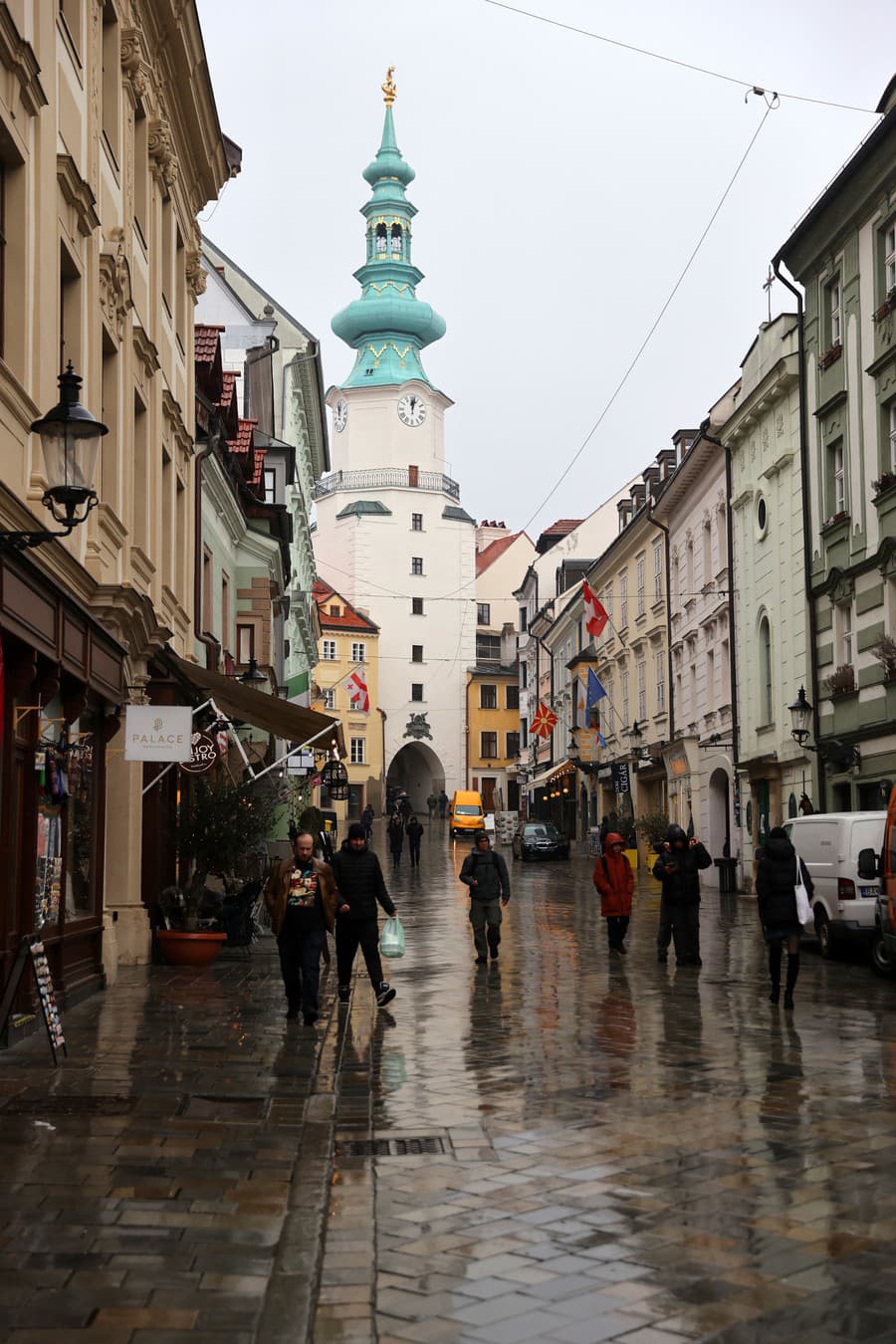 2024 Michalská ulica - Ide o obľúbené miesto turistov aj kvôli Michalskej bráne, ktorá nedávno prešla opravou. Zmenili sa obchody, no domy veľmi nie. 
