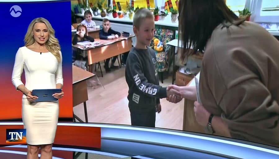 Rastúce bruško sa snažila zakryť moderátorskou doskou. 