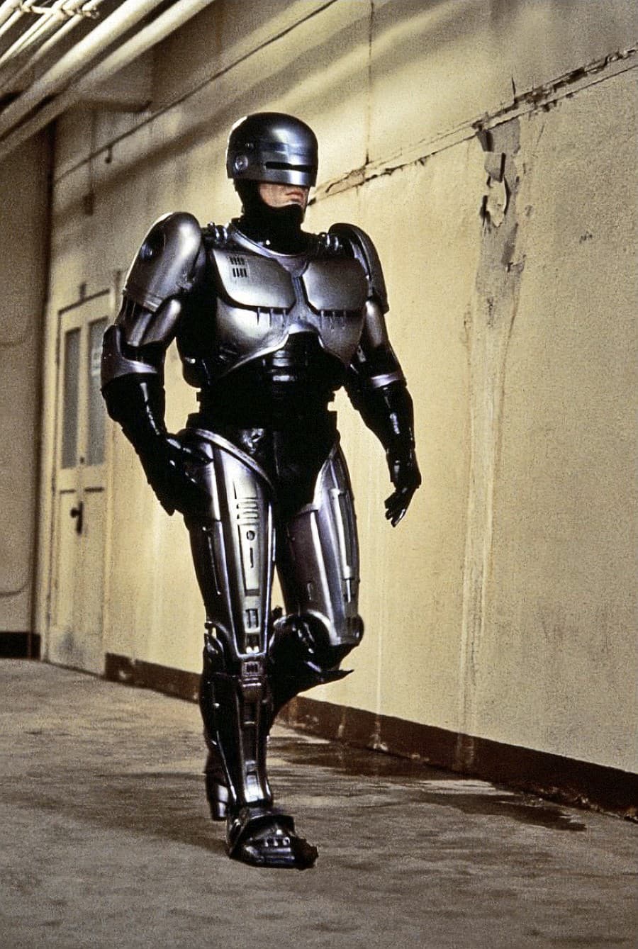 Dizajn obleku pripomína filmového RoboCopa z roku 1987.