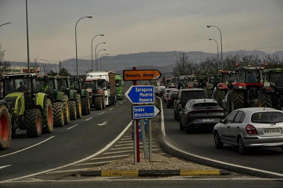 Španielski poľnohospodári blokujú cesty