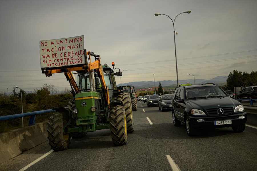 Španielski poľnohospodári blokujú cesty