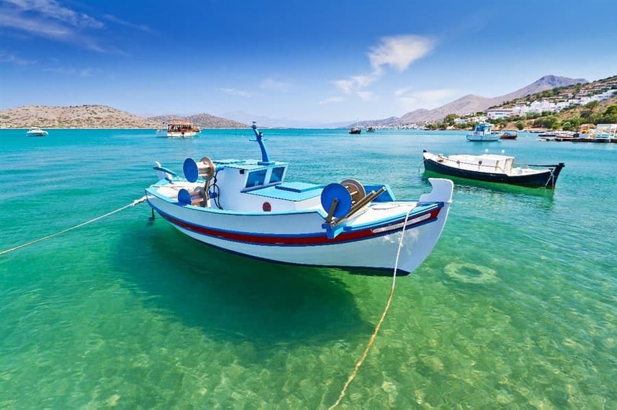 Záber z malého rybárskeho mestečka Elunda na severnom pobreží Kréty.