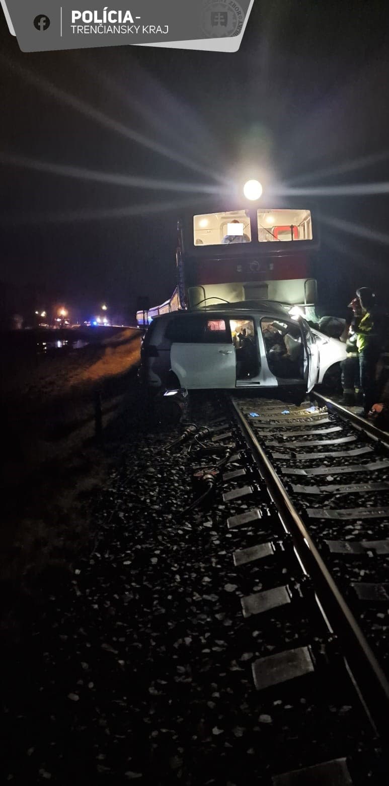 Vo štvrtok (8. 2.) večer sa vlak zrazil s osobným autom, vodič nehodu neprežil.