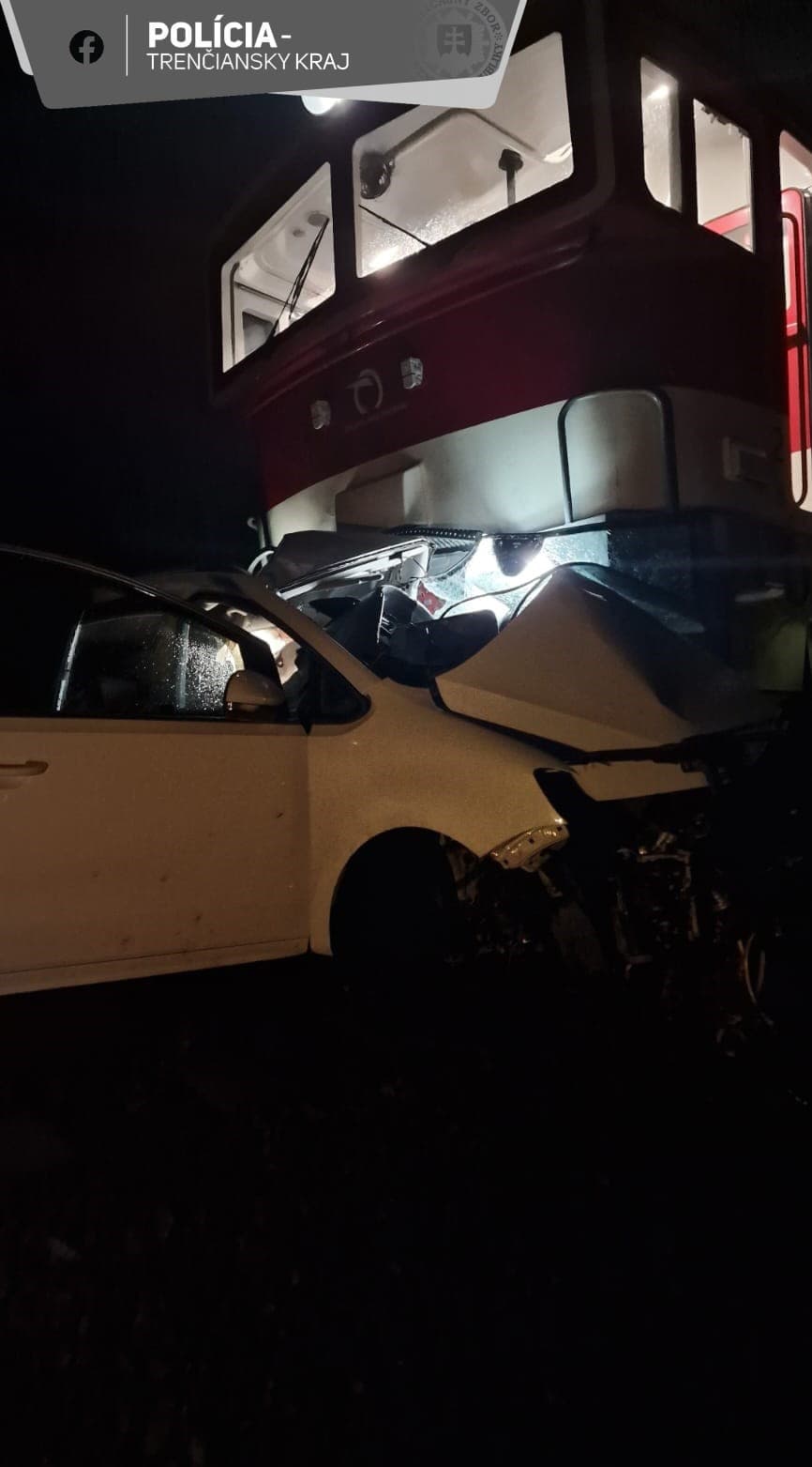 Vo štvrtok (8. 2.) večer sa vlak zrazil s osobným autom, vodič nehodu neprežil.
