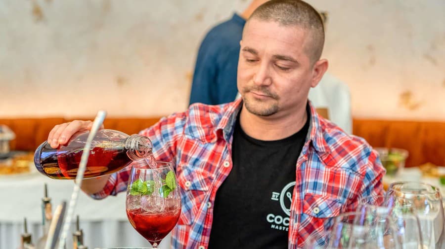 Jakub je víťaz Bartenders International competition MCC 2016, exGeneral manager London Cocktail Club a head of Cocktail Masterclass by J.R.