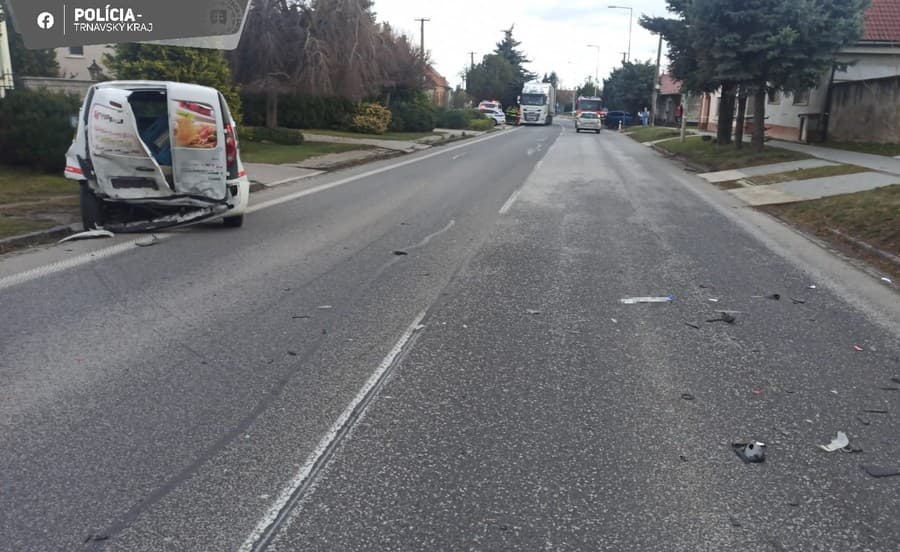 Policajti zisťujú príčiny dnešnej popoludňajšej dopravnej nehody v obci Boleráz, okres Trnava.