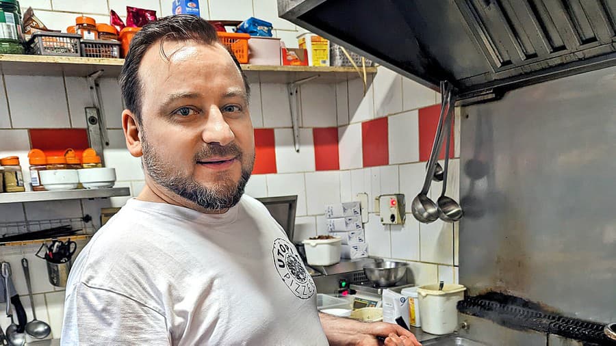 Jaroslav (45), pracovník pizzerie,