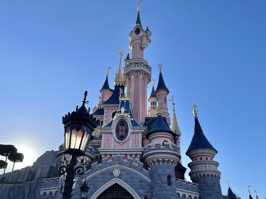 V rozprávkovom zábavnom parku Disneyland v blízkosti Paríža sa sny všetkých detí i dospelých premieňajú na skutočnosť! 