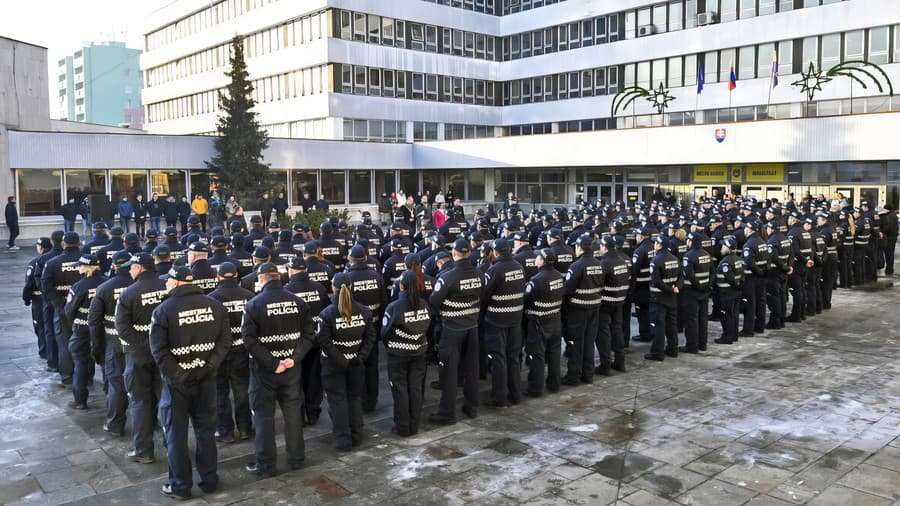 Znížia počty mestských policajtov