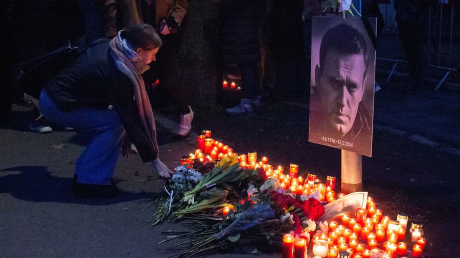 Ľudia kladú kvety počas zhromaždenia pred Veľvyslanectvom Ruskej federácie v Prahe, kde spomínajú na ruského opozičného lídra Alexeja Navaľného.