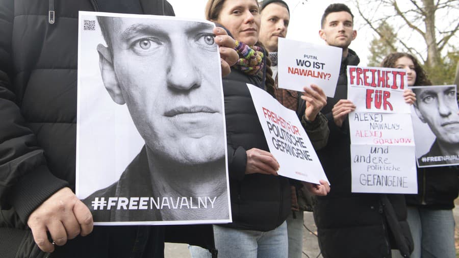 Demonštranti sa zhromažďujú pred domom ruského veľvyslanca a požadujú slobodu pre všetkých politických väzňov v Rusku vrátane Alexeja Navaľného.