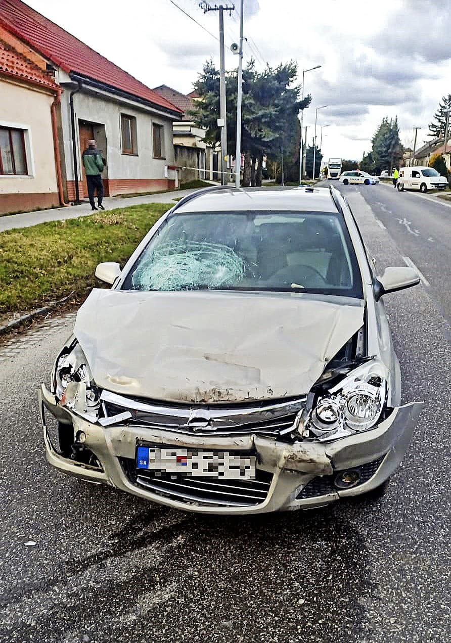 Náraz bol taký silný, že dodávku odhodilo na druhú stranu cesty.
