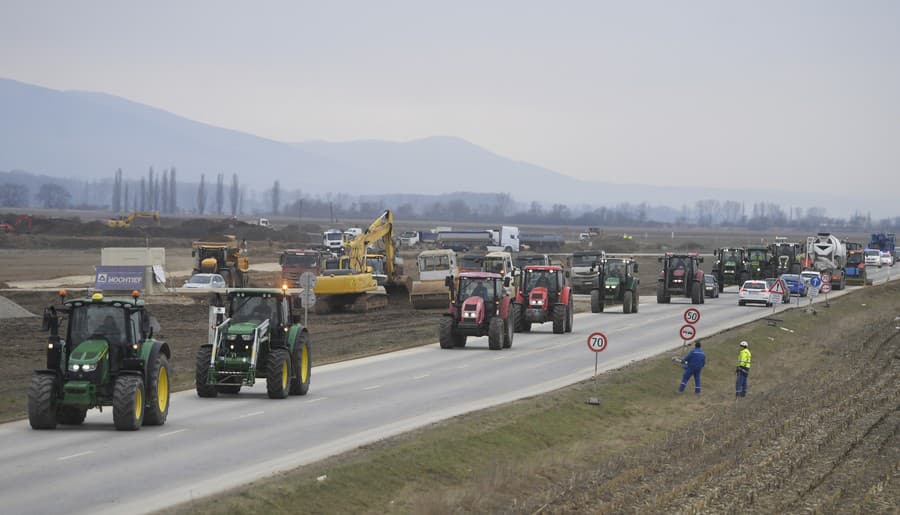 Na snímke kolóna protestujúcich