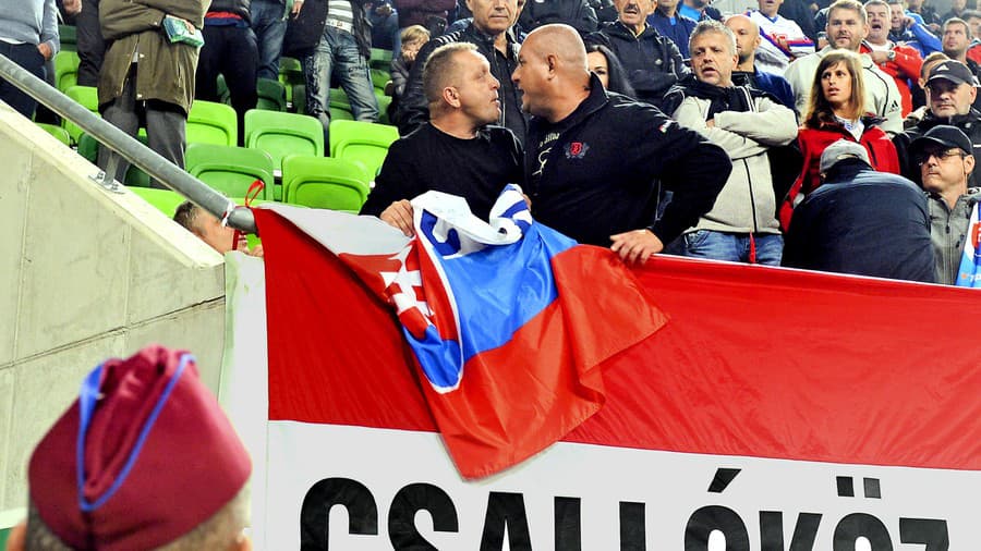 Postavil sa zoči-voči mužovi, ktorý chcel strhnúť vlajku. 