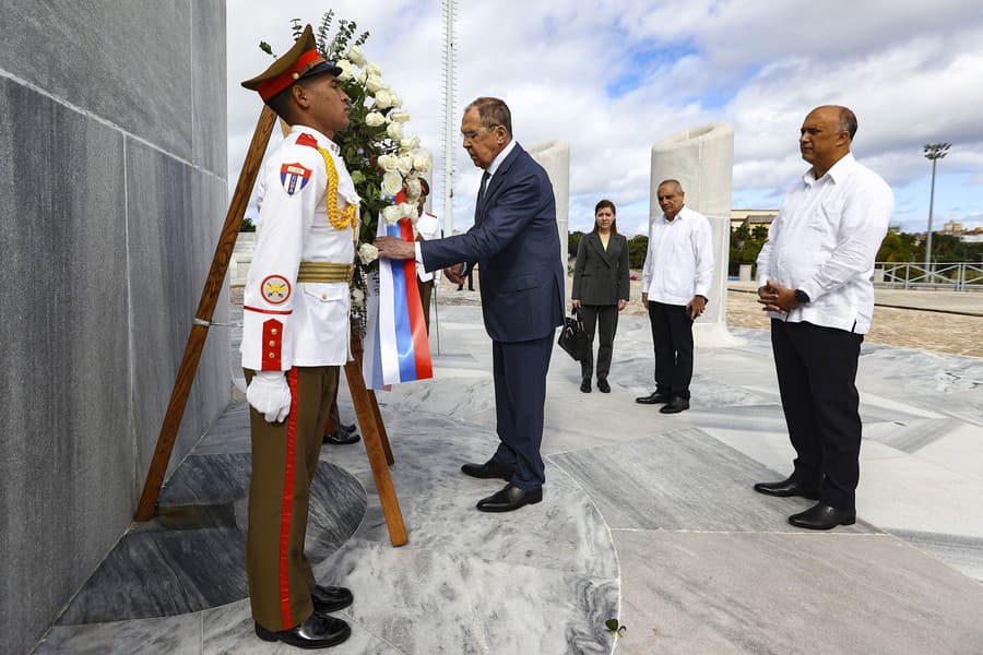 Sergej Lavrov kladie veniec k pamätníku Josého Martího, národného hrdinu Kuby.
