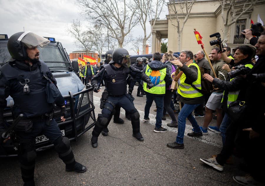 Tisíce poľnohospodárov protestovali v