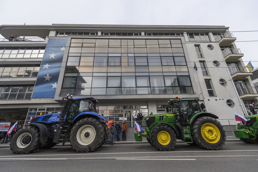 Farmári a traktory pred