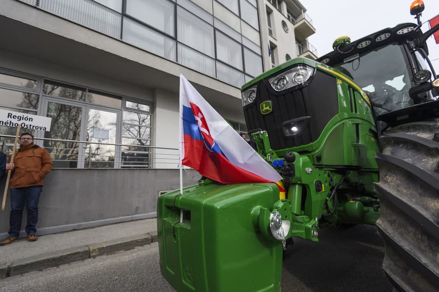 Farmári a traktory pred