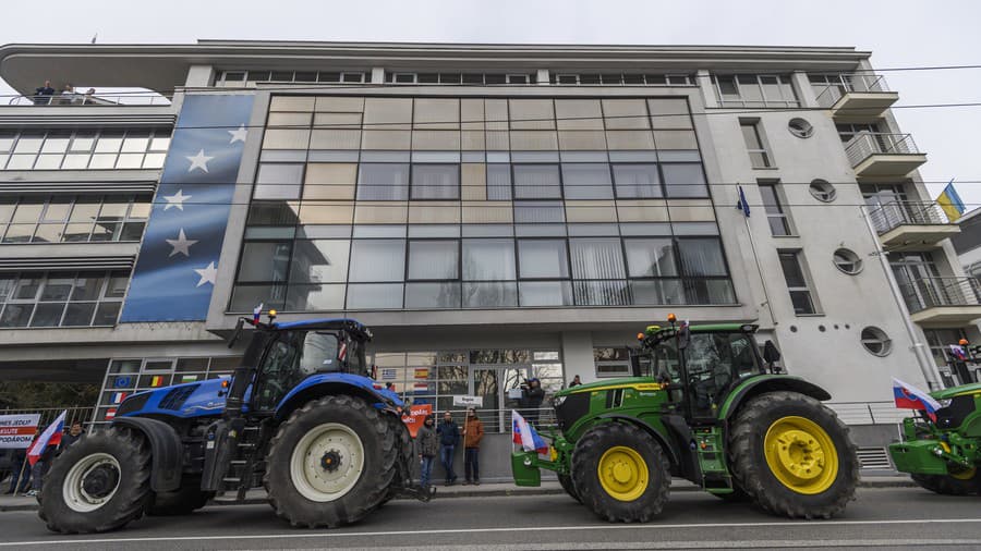 Farmári a traktory pred