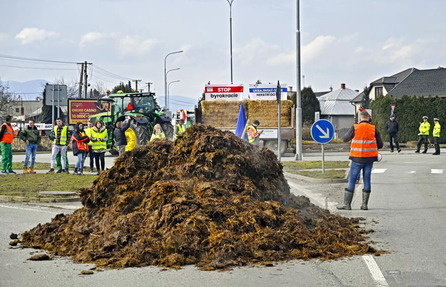 Farmári v obci vykydali