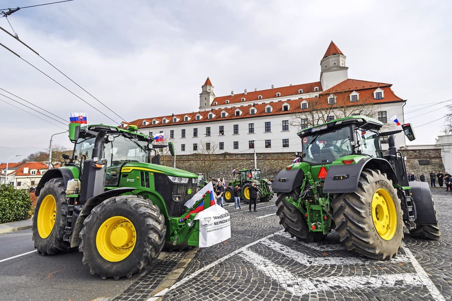 Zablokovali dopravu aj pod