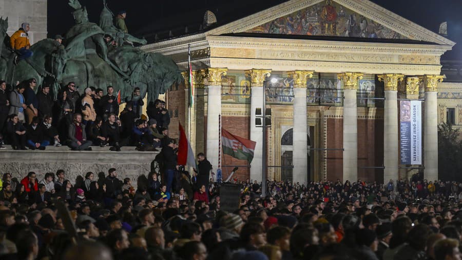 Na archívnej snímke protestujúci