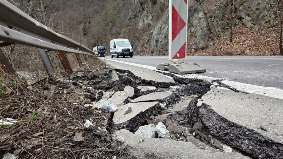 Poškodená vozovka po páde