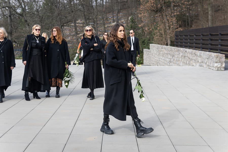 Rodina a najbližší sa prišli rozlúčiť s logopedičkou a moderátorkou Luciou Palugyayovou († 46).  Na snímke Lenka Šóošová.