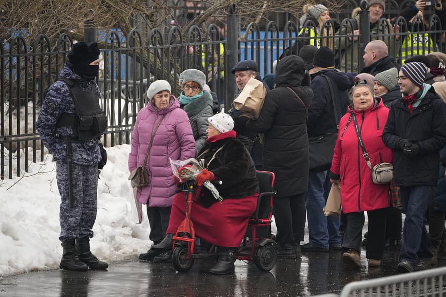 Na snímke policajt hliadkuje