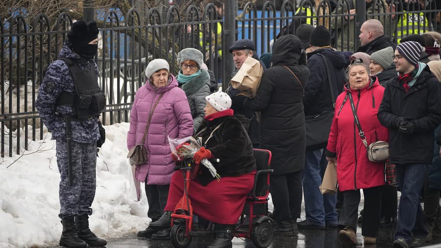 Na snímke policajt hliadkuje