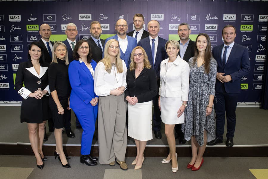 Kandidáti do Európskeho parlamentu, predný rad zľava Jana Bittó Cigániková, Simona Čerevková, Slavomíra Henčeková, Vladimíra Marcinková, Jana Somorovská, Katarína Surmíková Tatranská a Radka Wagingerová. Druhý rad zľava Karol Galek, Ján Oravec, Juraj Krúpa, Richard Sulík, Ladislav Kuna, Eugen Jurzyca, Ľudovít Paulis a Miroslav Žiak.