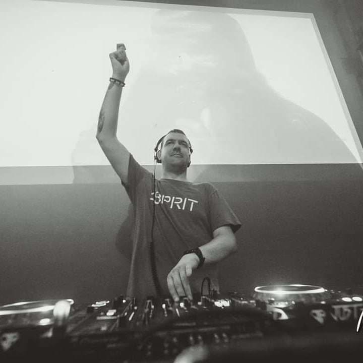 Vo veku 34 rokov zomrel slovenský hudobník Ľubomír Rác alias DJ Just Frost.