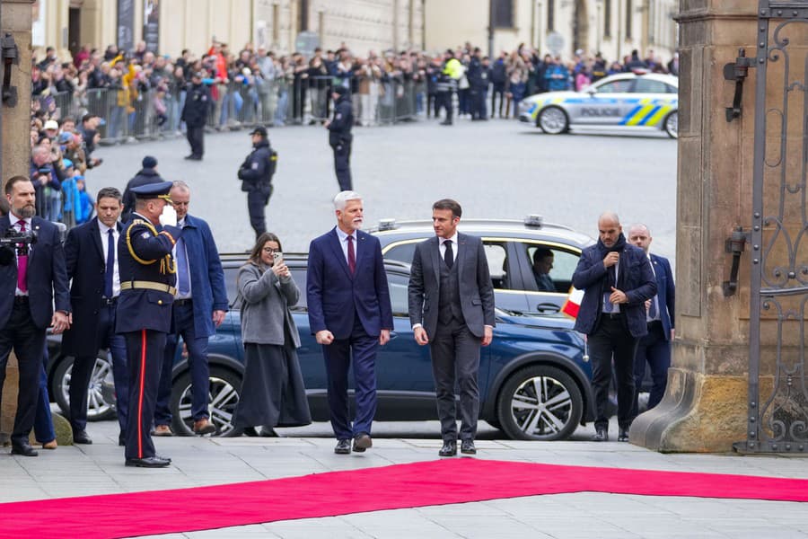 Macron priletel do Prahy,